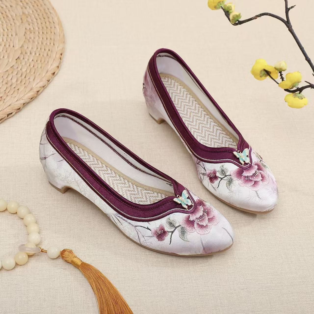 Woman Low Heel Embroidered Che - Embroidery Fabric ulasan dan harga