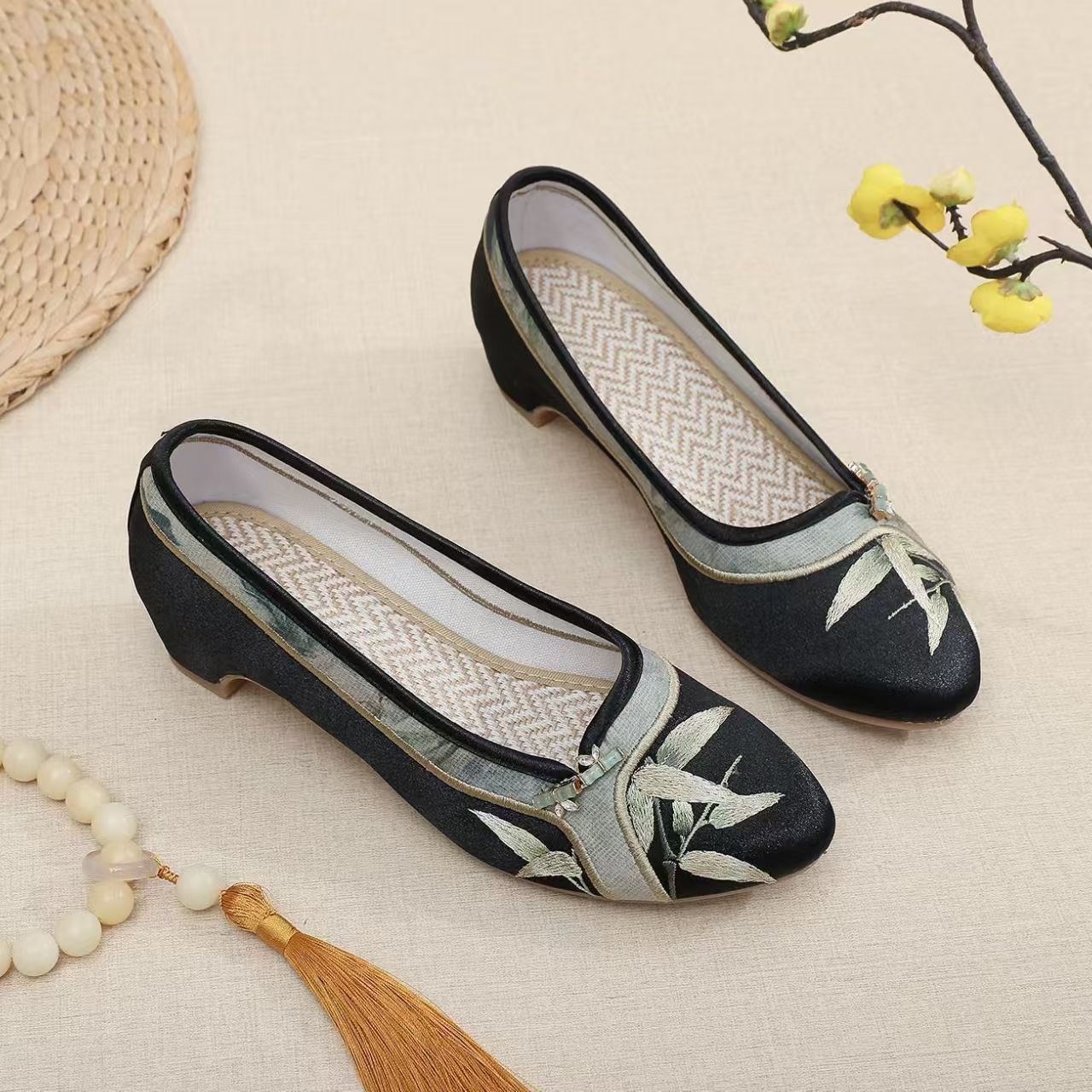 Woman Low Heel Embroidered Che - Embroidery Fabric ulasan dan harga
