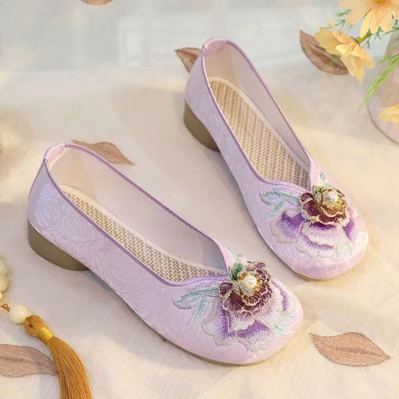 Woman Low Heel Embroidered Clo - Embroidery Fabric ulasan dan harga
